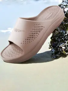 Red Tape  Men Textured Sliders