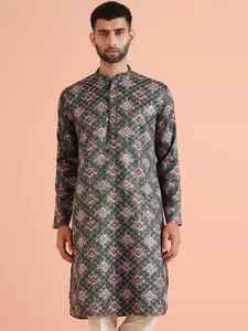 KISAH Men Quirky Checked Flared Sleeves Thread Work Kurta