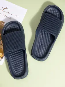 The Roadster Lifestyle Co. Men Grey Textured Sliders