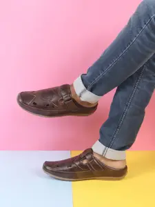 FAUSTO Men Textured Clogs