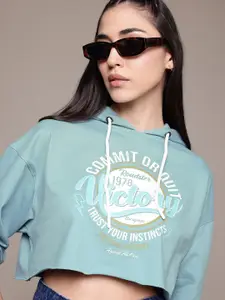 The Roadster Lifestyle Co. Women Printed Hooded Crop Sweatshirt