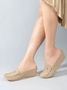 DressBerry Cream Coloured Textured Buckle Detailed Wedge Heeled Pumps
