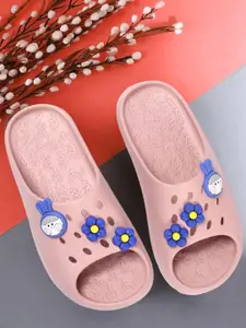 The Roadster Lifestyle Co. Women Textured Sliders