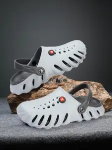 The Roadster Lifestyle Co. Men Grey Textured Clogs