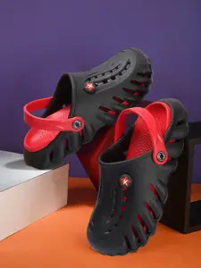 The Roadster Lifestyle Co. Men Black Textured Clogs