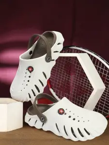 The Roadster Lifestyle Co. Men Self Design Clogs