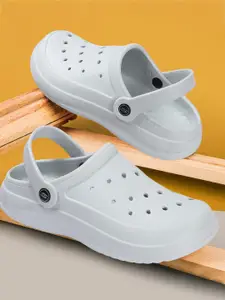 The Roadster Lifestyle Co. Men Textured Clogs