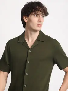 THE BEAR HOUSE Cuban Collar Seersucker Weave Casual Shirt