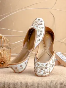 House of Pataudi Embroidered Slip-On Mojaris