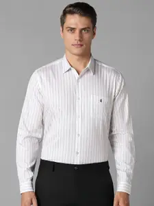 Louis Philippe Sport Vertical Stripes Cutaway Collar Slim Fit Pure Cotton Casual Shirt