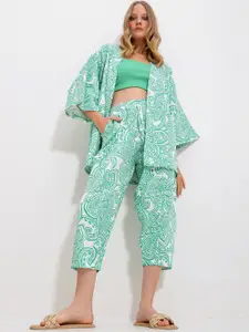 Trend Alacati stili Floral Printed V-Neck Drop-Shoulder Sleeves Casual Shirt With Capris