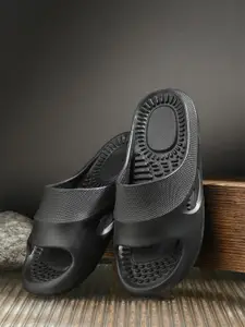 The Roadster Lifestyle Co. Men Black Ortholite Comfortable Cushion Sliders