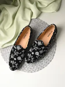 San Frissco Men Embroidered Lightweight Mojaris