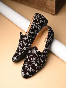 San Frissco Men Embroidered Lightweight Mojaris