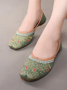 XE Looks Embellished Round Toe Mojaris