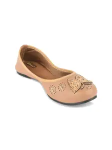 DESI COLOUR Embellished Round Toe Mojaris