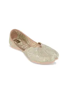 DESI COLOUR Embellished Round Toe Mojaris