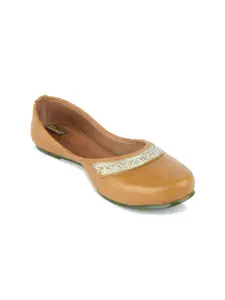 DESI COLOUR Embellished Round Toe Mojaris