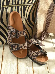 The Roadster Lifestyle Co. Printed Cushioned Footbet Open Toe Flats