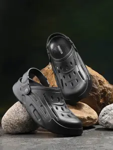 The Roadster Lifestyle Co. Men Black Comfort Lightweight Clogs