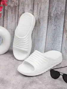 The Roadster Lifestyle Co. Men Self Design Slider