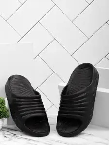 The Roadster Lifestyle Co. Men Self Design Sliders