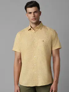 Louis Philippe Sport Spread Collar Short Sleeves Slim Fit Geometric Printed Casual Shirt