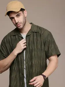 Roadster Men Relaxed Fi Textured Self-Design Cuban Collar Casual Shirt