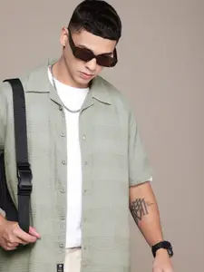 Roadster Men Textured Cuban Collar Relaxed Fit Casual Shirt