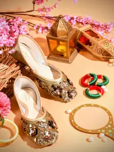 JM Looks Women Embellished Mojaris Flats