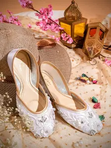 JM Looks Women Embellished Jutti