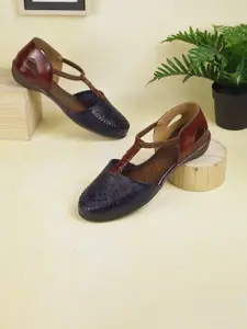 Mochi Women Printed Flats with Bows T-Strap