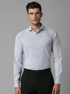 Louis Philippe Sport Men Spread Collar Slim Fit Striped Casual Shirt