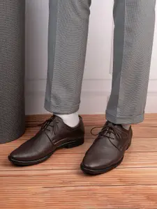 INVICTUS Men Textured Round Toe Formal Derbys