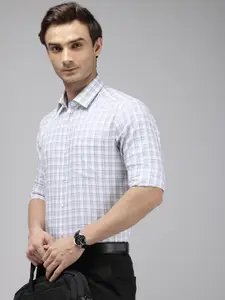 Arrow Manhattan Slim Fit Textured Cutaway Collar Pure Cotton Formal Shirt