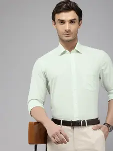 Arrow Manhattan Slim Fit Textured Cutaway Collar Pure Cotton Formal Shirt