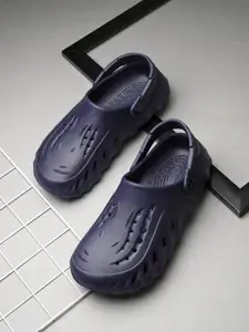 Roadster Men Textured Croslite Clogs