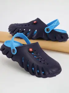 The Roadster Lifestyle Co. Men Black Self Design Clogs