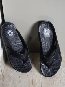 The Roadster Lifestyle Co. Men Black Textured Sliders