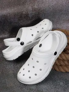 The Roadster Lifestyle Co. Men Textured Clogs