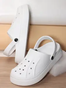 The Roadster Lifestyle Co. Men Textured Clogs