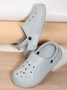 The Roadster Lifestyle Co. Men Textured Clogs