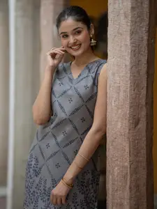 ASPORA Floral Printed V-Neck Sleeveless Straight Kurta