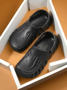 The Roadster Lifestyle Co Men Textured Clogs