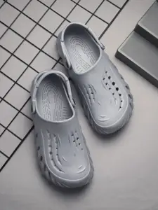 The Roadster Lifestyle Co Men Textured Clogs