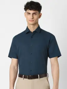 Van Heusen Men Opaque Solid Spread Collar Party Shirt
