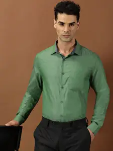 INVICTUS Men Original Cutaway Collar Solid Cotton Formal Shirt