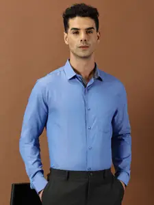 INVICTUS Men Solid Spread Collar Formal Shirt