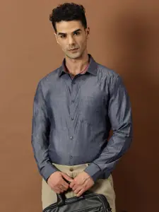 INVICTUS Men Solid Spread Collar Formal Shirt