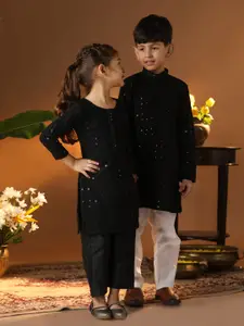 VASTRAMAY Boys Geometric Embroidered Mandarin Collar Sequinned Straight Kurta With Pyjamas